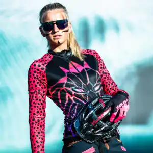 Ausgefallenes Damen Radtrikot Leon Pink mit auffälligem Muster, kombiniert mit dem rot-schwarz punktierten Killertaler Damen Unterziehshirt