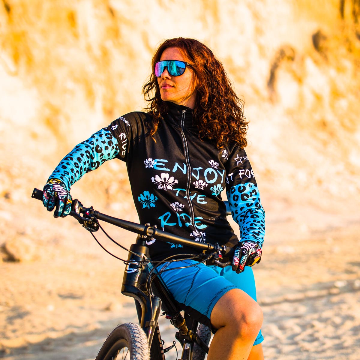 Damen Langarmtrikot schwarz/türkis in Outdoor-Szenerie