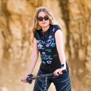 Ärmelloses Damen Radtrikot Tank-Top in Schwarz mit türkisen Blumen und Enjoy the Ride Schriftzug auf einem Mountainbike