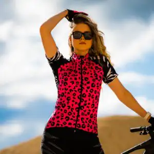Kurzärmliges Damen Radtrikot in kräftigem Pink mit durchgehendem Reißverschluss und Rückentaschen