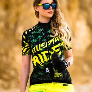 Detailaufnahme des Killertaler Damen Fahrradshirts kurzarm 4Islands mit Palmenprint und der Schoenbuch Trophy Trinkflasche
