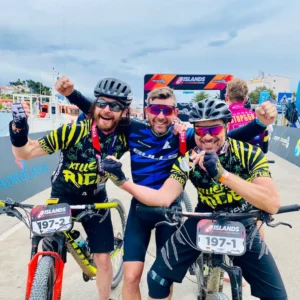 Killertaler Team beim 4Islands Croatia 2024 im Ziel auf der Insel Rab — Finisher-Medaillen überreicht von MTB-Legende Karl Platt, handgefertigt in Burladingen