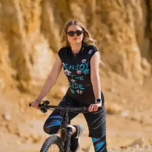 Sportliches Damen Fahrrad Tank-Top mit Reißverschluss getragen in felsiger Sommerlandschaft