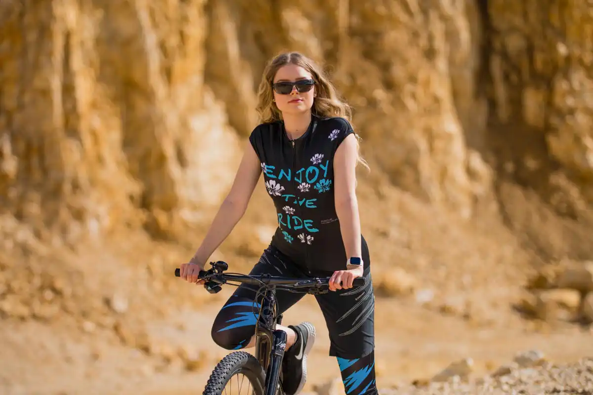 Sportliches Damen Fahrrad Tank-Top mit Reißverschluss getragen in felsiger Sommerlandschaft