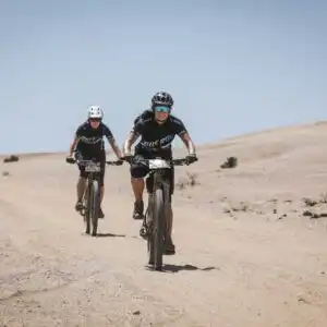 Killertaler Damen MTB-Team beim Desert Dash 2024 Namibia — Killertaler Desert Epic Radtrikot im Wettkampfeinsatz