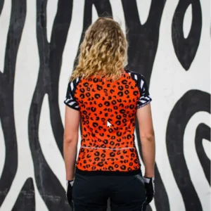 Killertaler Damen Radtrikot Mali orange/schwarz — Rückansicht mit dreiteiliger Rückentasche, handgefertigt in Burladingen