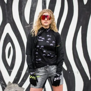 Killertaler Roadbike Women Jersey vom Killertaler Outlet — sportlicher Rennrad-Schnitt mit Rennrad-Motiven — mit Killertaler Windjacke und Killertaler Baggy Shorts in Sonderanfertigung (Kundenwunsch)