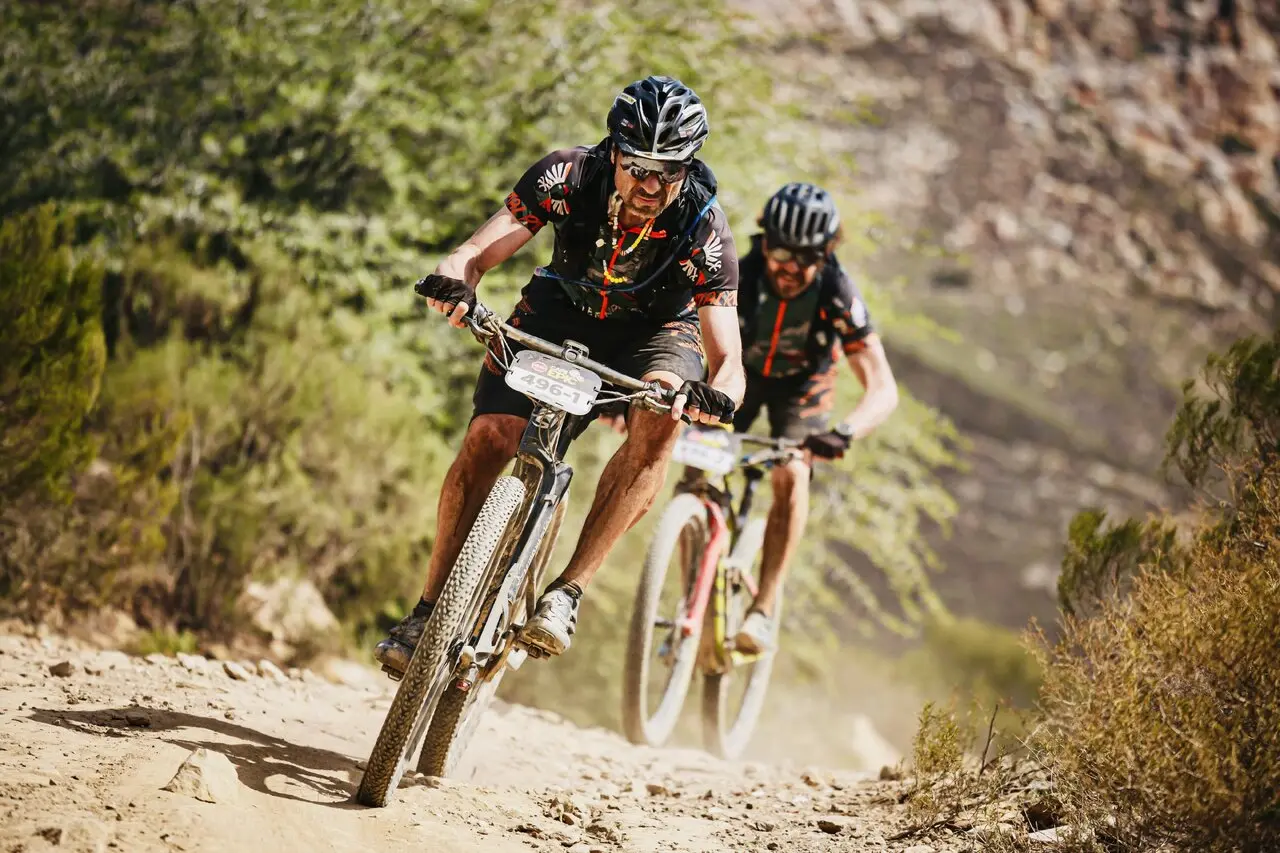 Killertaler Herren Radtrikot Kolumbien schilf-anthrazit kurzarm — Imagebild — bei der Cape Epic 2026