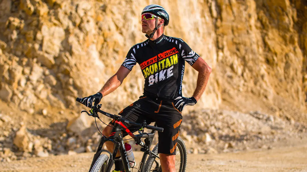 Killertaler Herren Radtrikot Mountainbike schwarz-rot — handgefertigt in Burladingen. Imagebild