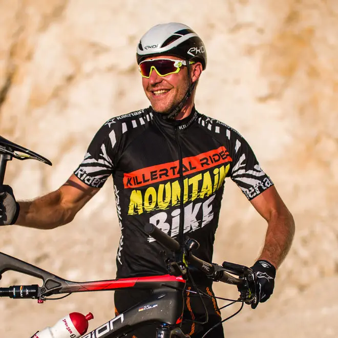 Killertaler Herren Radtrikot Mountainbike schwarz-rot, seitlich — handgefertigt in Burladingen