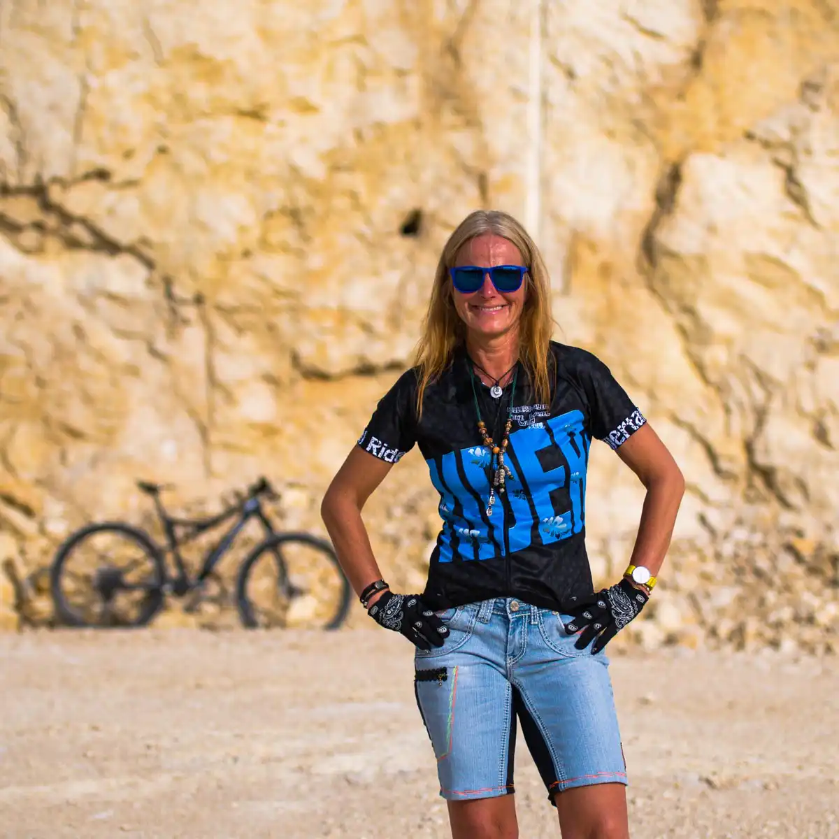 Sportliches Damen MTB Trikot kurzarm Flow Rider in Schwarz Blau mit Reissverschluss