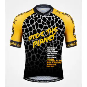 Killertaler MTB Trikot für Herren Modell Joberg in Gold-Gelb und Schwarz mit Ride the Planet Aufdruck und Etappenrennen-Liste.