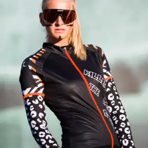 Nahaufnahme des Killertaler Damen Trikots mit orangefarbenem Zipper und der Aufschrift Killertaler The Label with Soul