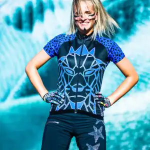 Edles Damen Radtrikot in Königsblau mit feinem Grafikmuster, kurzarm, kombiniert mit der schwarzen Killertaler Damen Baggy Bike Shorts Star