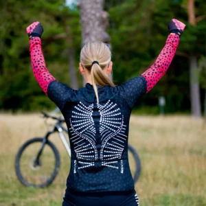 Damen Radtrikot kurzarm "Cherokee", stylisch, schwarz mit ausgefallenem Muster in weiß, Rückseite — handgefertigt im Killertaler Outlet.