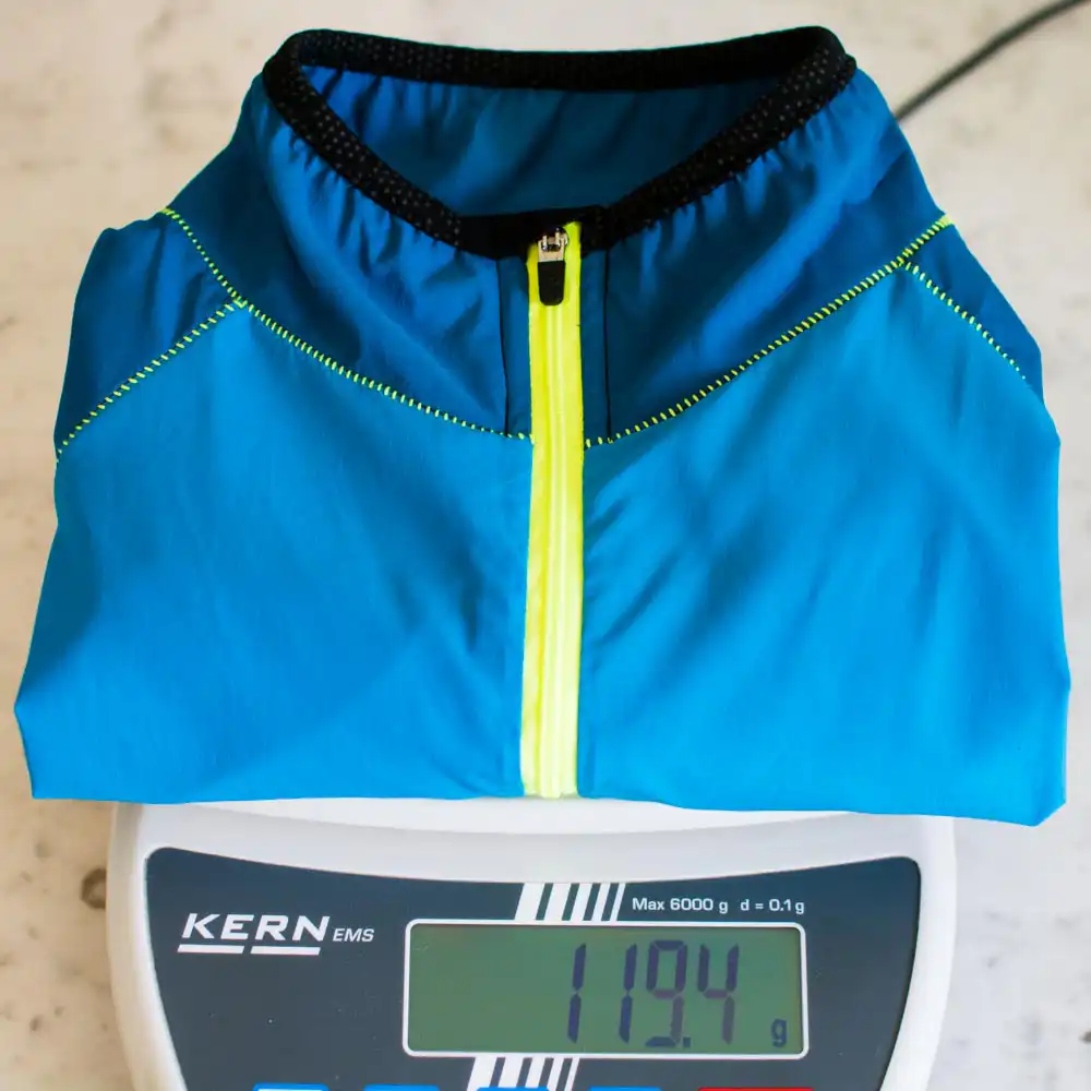 Killertaler Damen Fahrrad Windjacke Stromboli blau auf Präzisionswaage — 119 g mit Rückentasche (Gr. L)
