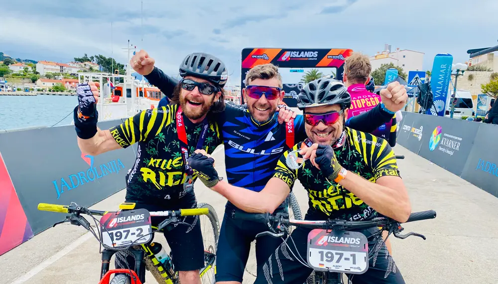 Killertaler Team beim 4Islands Croatia 2024 im Ziel auf der Insel Rab — Albert Rundel und Eberhard Möck mit MTB-Legende Karl Platt, handgefertigt in Burladingen