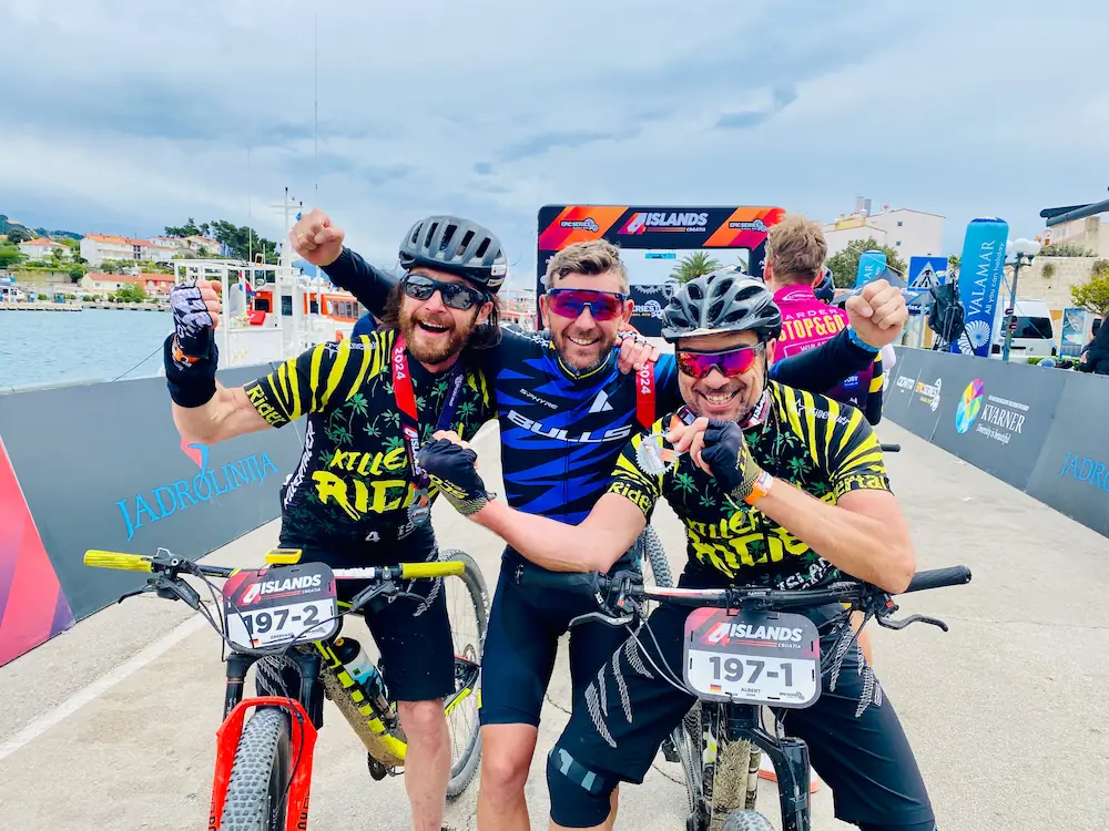 Killertaler Team beim 4Islands Croatia 2024 im Ziel auf der Insel Rab — Albert Rundel und Eberhard Möck mit MTB-Legende Karl Platt, handgefertigt in Burladingen