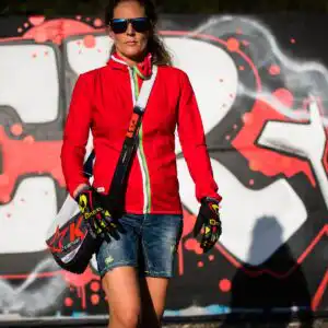 Killertaler Damen Windjacke Wanganui mit Kapuze in leuchtendem Rot — maßgefertigt in der Killertaler Manufaktur in Burladingen