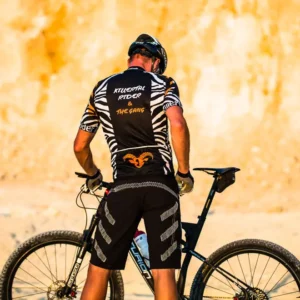 Mountainbiker mit Killertaler Herren Baggy Bike Shorts Jedi2 schwarz-weiss und Radtrikot Zebra