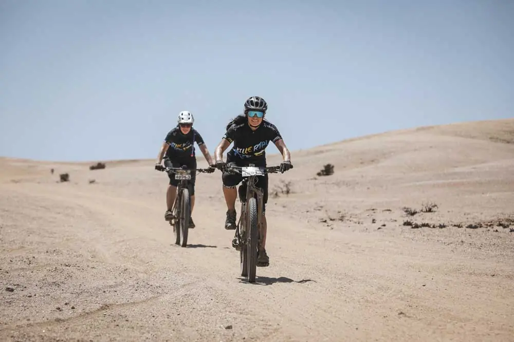 Killertal Mixed-Team beim Desert Dash 2024 in Namibia — 401 km durch die Namib-Wüste in selbst gefertigten Killertaler Radtrikots