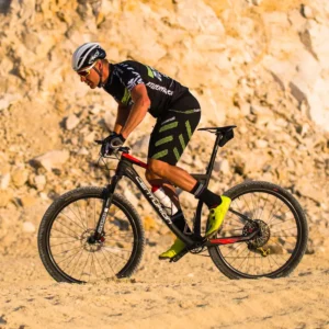 Mountainbiker mit Killertaler Herren Baggy-Bike Shorts und Radtrikot schwarz/gruen